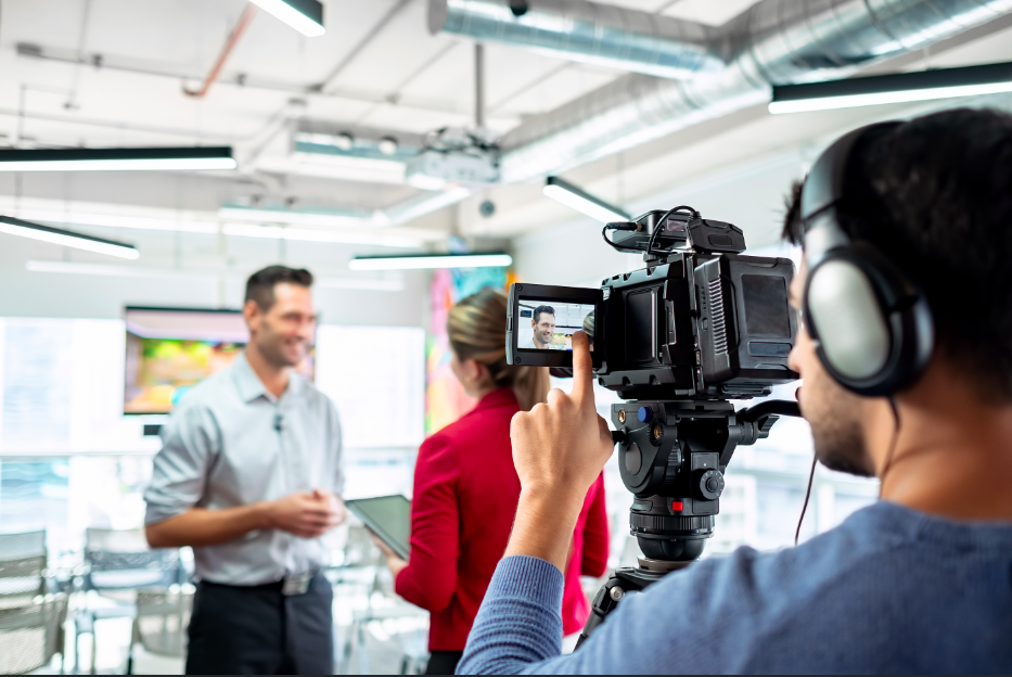 caméra, film corporate, film d'entreprise, Film corporate, Clip promotionnel Jingle, Live report, Vidéo de formation, Reportage, Plateau multi-caméras, Interview, Habillage, Animation 2D/3D , Design motion, drone